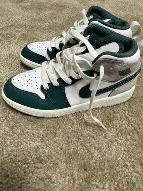Jordan 1 mid Kids High-Top Sneakers White and Dark Green sz 3 little kids